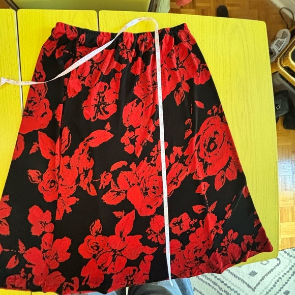 vintage stretchy red and black floral skirt - Picture 1 of 3